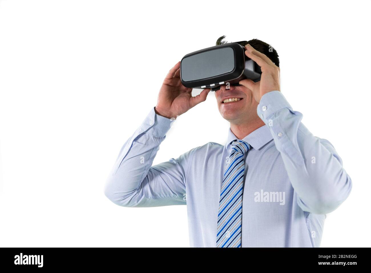 Kaukasischer Geschäftsmann, der ein Virtual Reality Headset trägt Stockfoto