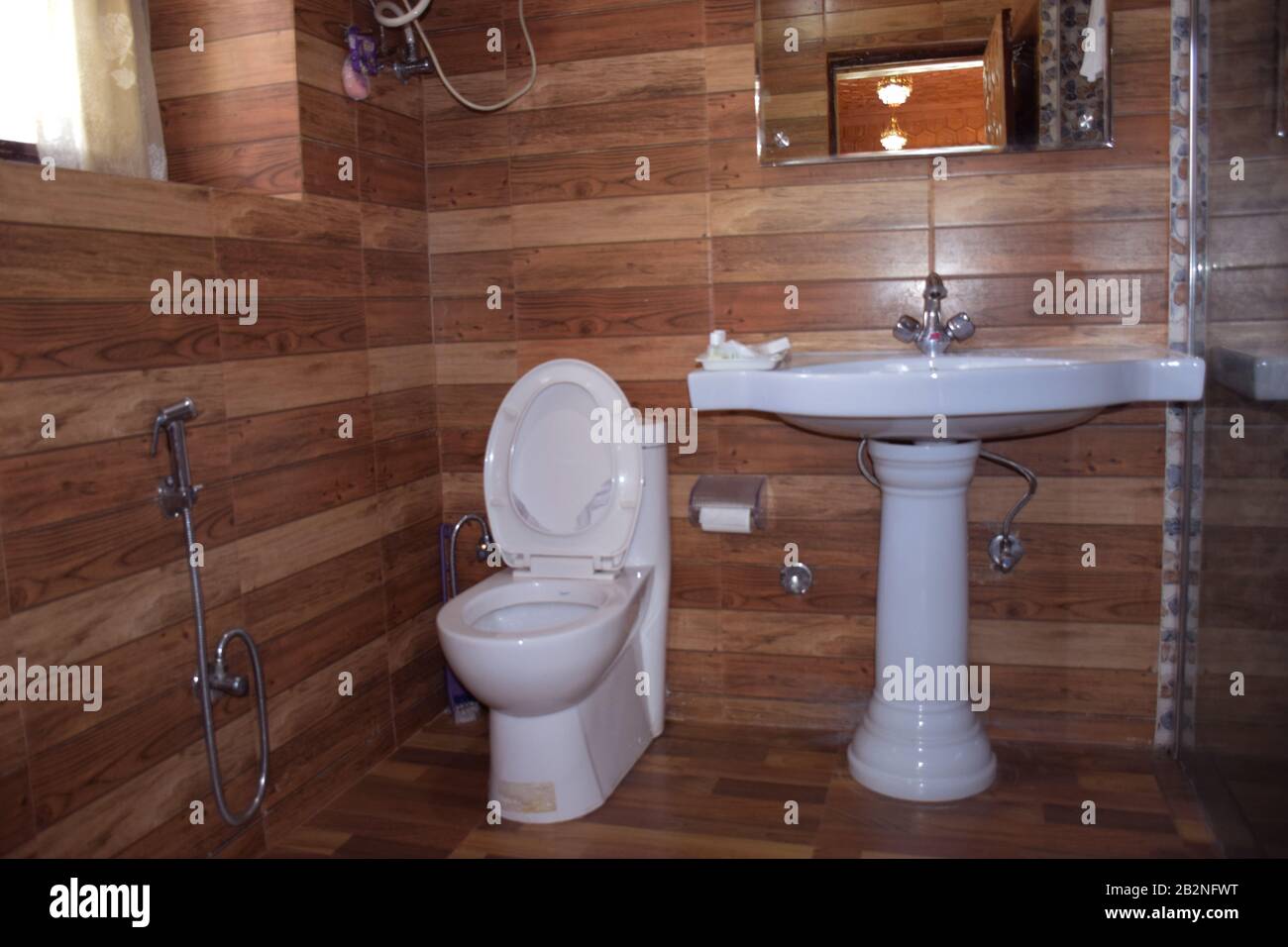 Blick auf ein Hotelzimmer oder eine Toilette eines indischen Hotels Stockfoto