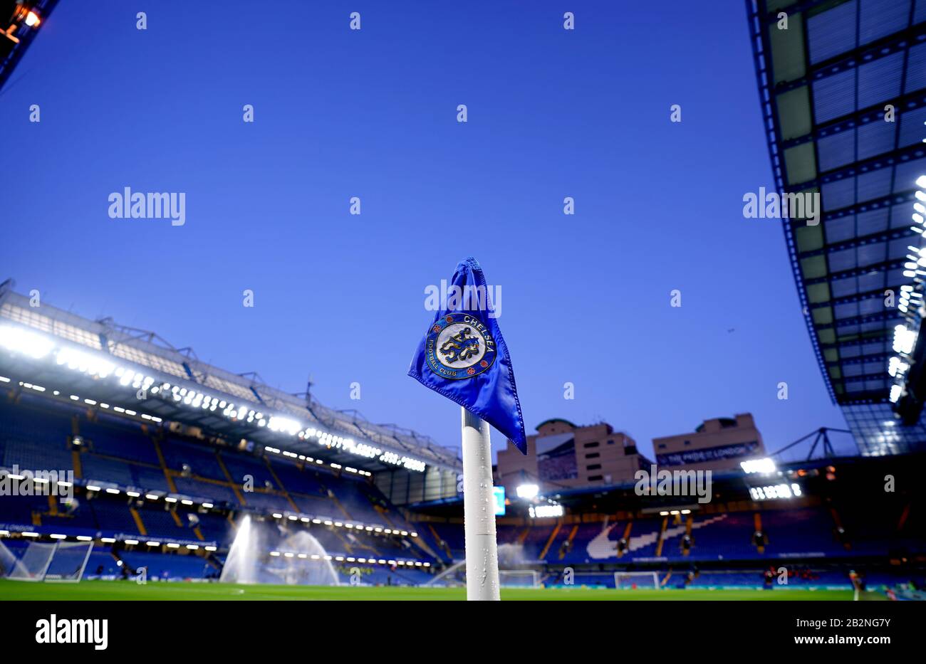 Allgemeiner Blick auf eine Chelsea-Eckfahne auf dem Spielfeld vor Beginn des fünften Vorrundenspiels des FA Cup an der Stamford Bridge, London. Stockfoto