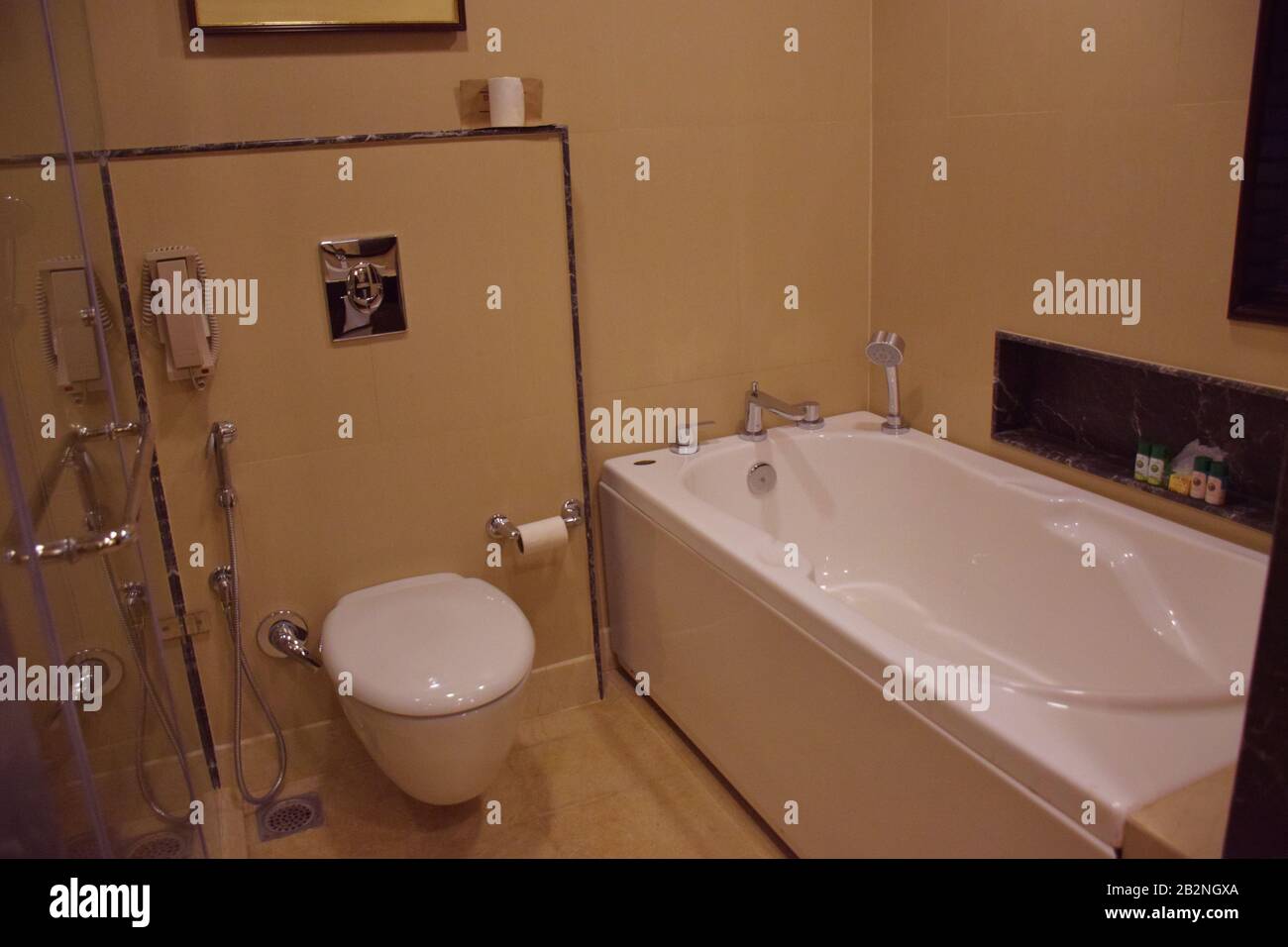 Ein luxuriöses Hotel-Badezimmer, Toilette oder Toilette zusammen mit Badewanne Stockfoto
