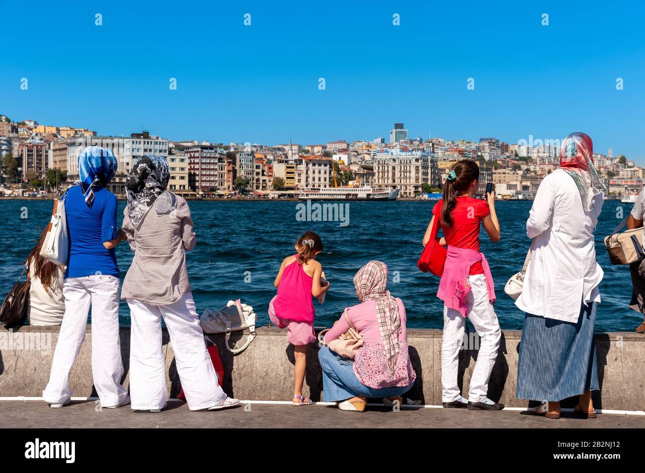 Junge Frauen an der Uferpromenade in Eminonu, Istanbul, Türkei Stockfoto