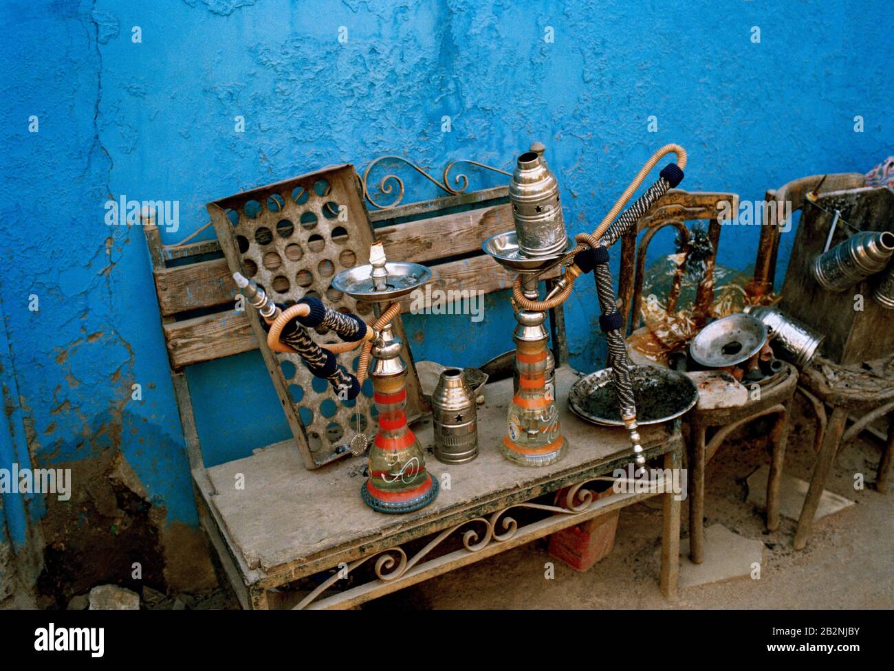 Reisefotografie - Shisha Hookah Pipes in einem Café im islamischen Kairo in der Stadt Kairo in Ägypten im Nahen Osten Nordafrikas Stockfoto