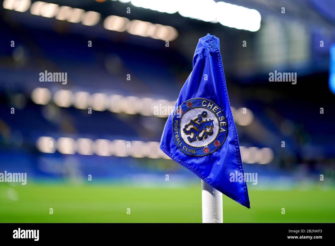 Allgemeiner Blick auf eine Chelsea-Eckfahne auf dem Spielfeld vor Beginn des fünften Vorrundenspiels des FA Cup an der Stamford Bridge, London. Stockfoto