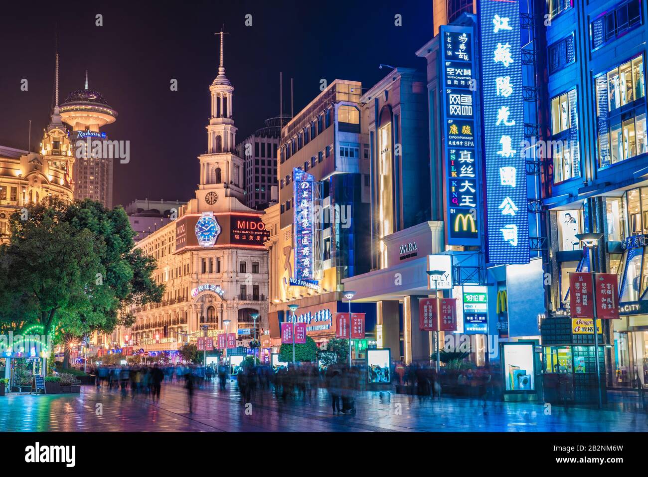 Shanghai, CHINA, 27. OKTOBER: Nächtlicher Blick auf die Nanjing Road Fußgängerzone, die wichtigste Einkaufsstraße in der Innenstadt am 27. Oktober 2019 in Sha Stockfoto