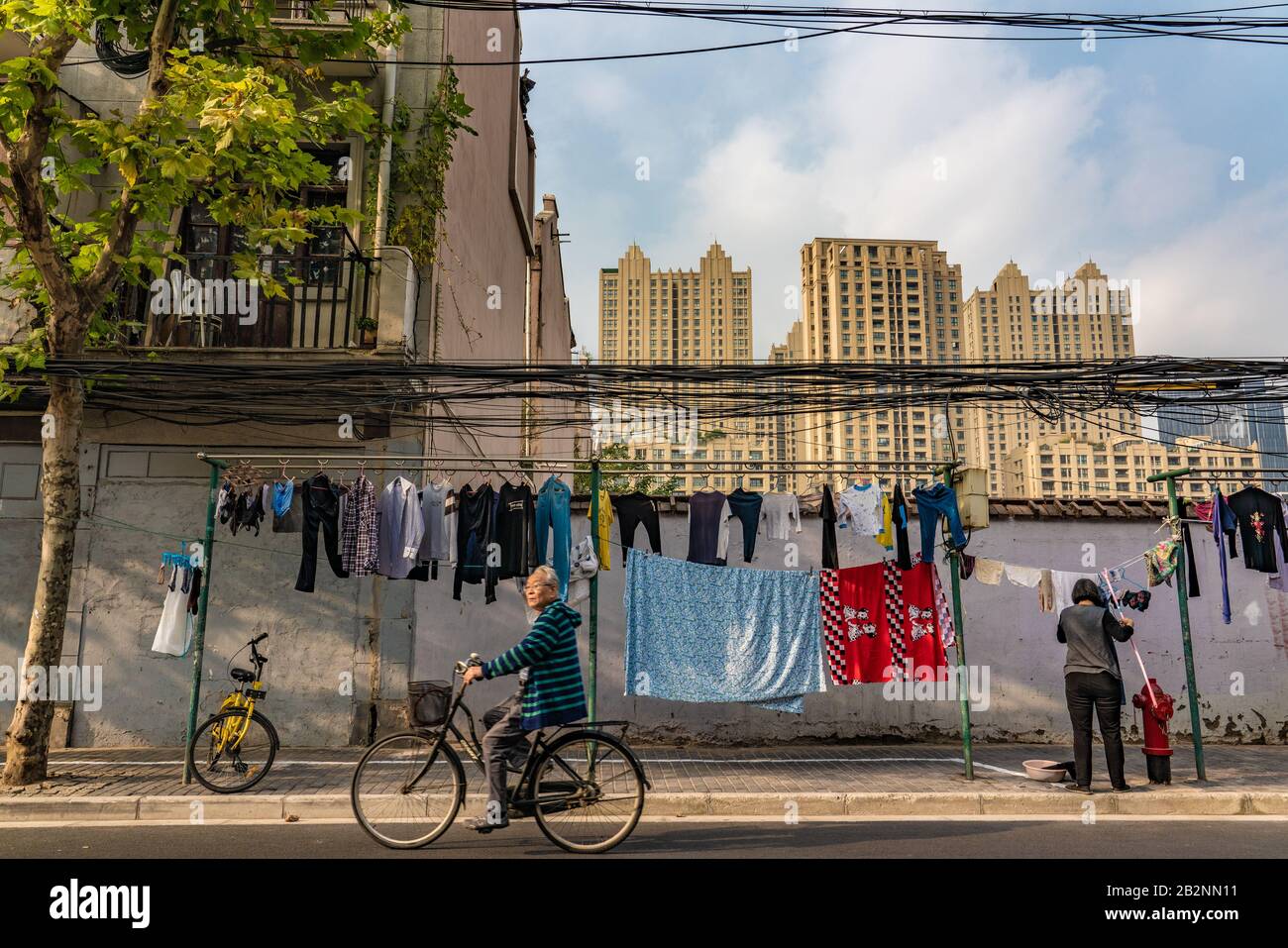 Shanghai, CHINA, 28. OKTOBER: Straßenszene lokaler Hängewaschen in einer alten Wohnstraße in Laoximen am 28. Oktober 2019 in Shanghai Stockfoto