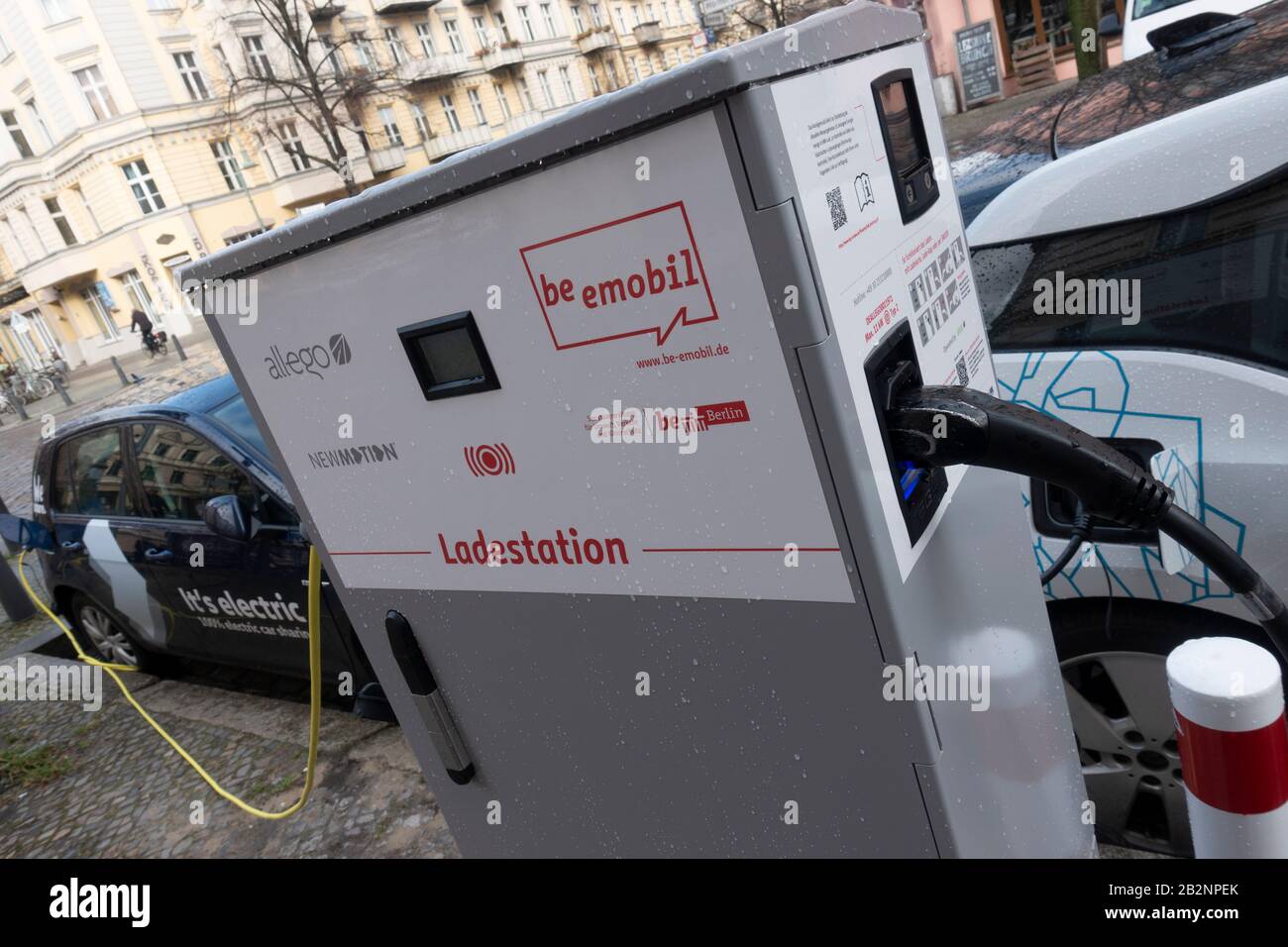 Zwei Elektroautos, ein Teil der Auto-Sharing-Systeme, die auf der Straße in Prenzlauer Berg, Berlin, Deutschland, aufgeladen werden Stockfoto