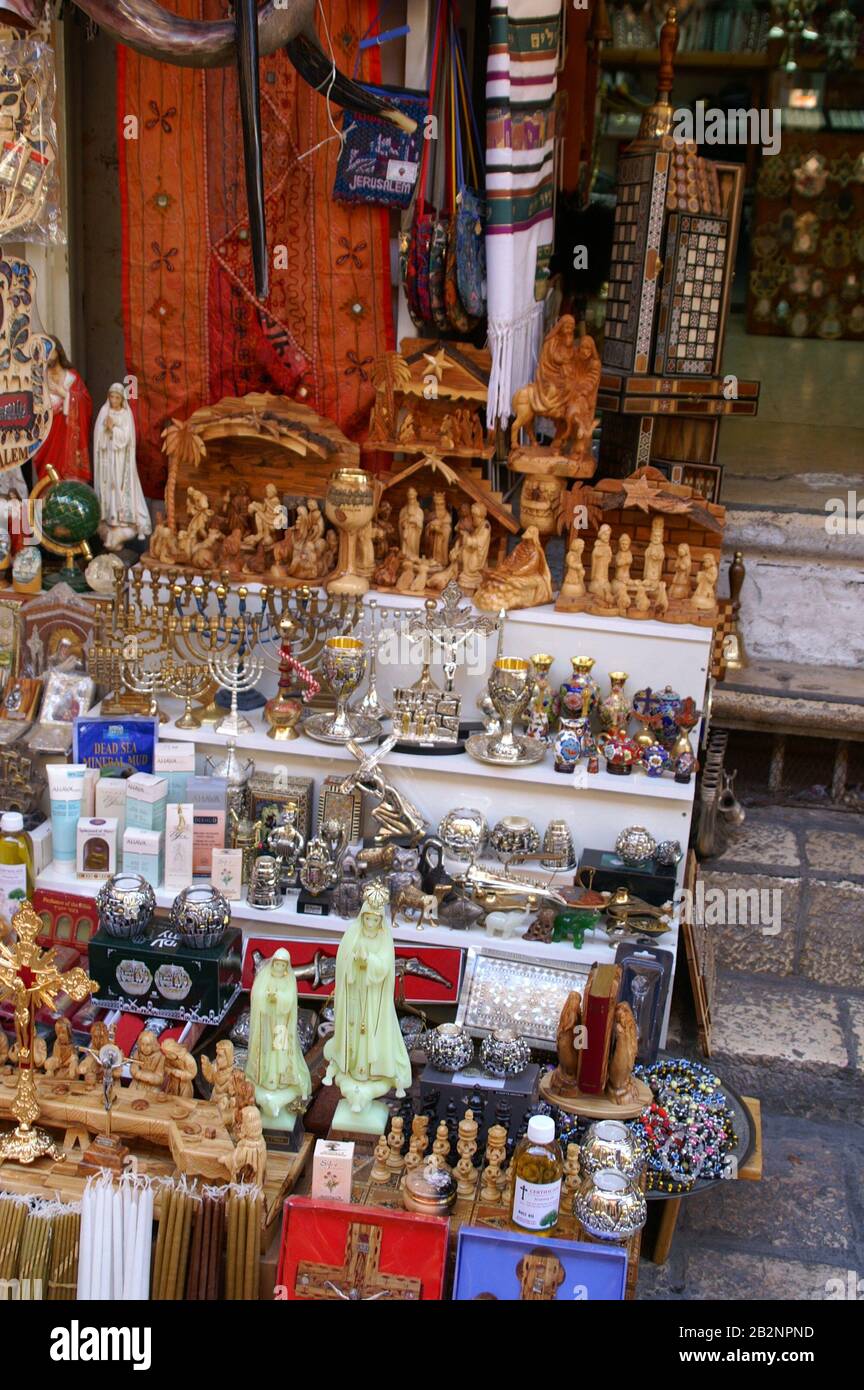 Christliche Symbole - Kreuz, jesus, Ikone auf dem Ostmarkt der Altstadt von Jerusalem vor Kristen Stockfoto