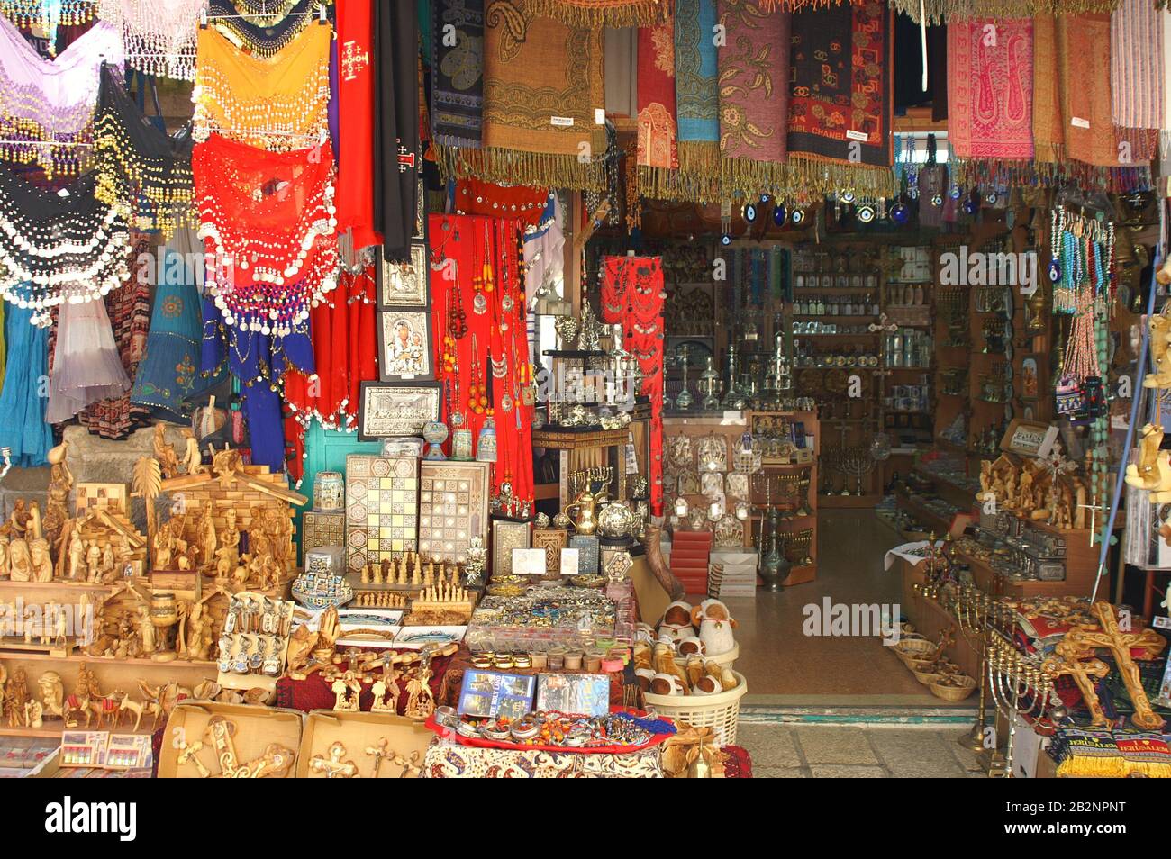 Christliche Symbole - Kreuz, jesus, Ikone auf dem Ostmarkt der Altstadt von Jerusalem vor Kristen Stockfoto