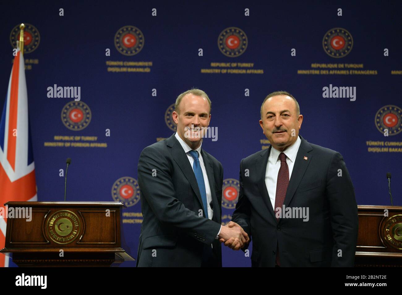 Ankara, Türkei. März 2020. Der türkische Außenminister Mevlut Cavusoglu (R) schüttelt beim Besuch des britischen Außenministers Dominic Raab auf einer gemeinsamen Pressekonferenz in Ankara, Türkei, am 3. März 2020 die Hände. Cavusoglu und Raab diskutierten am Dienstag über die andauernde türkische Operation in der syrischen Provinz Idlib und die Migrationsströme nach Europa, berichtete die staatliche Anadolu-Agentur. Kredit: Mustafa Kaya/Xinhua/Alamy Live News Stockfoto