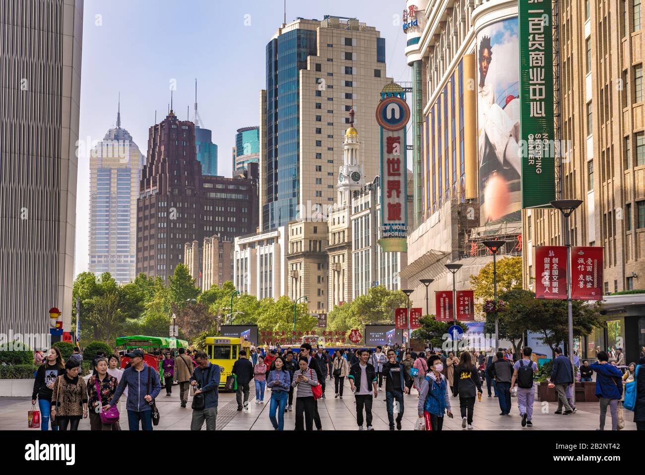 Shanghai, CHINA, 28. OKTOBER: Dies ist die Nanjing Road Fußgängerzone, eine berühmte Einkaufsstraße in der Innenstadt am 28. Oktober 2019 in Shanghai Stockfoto