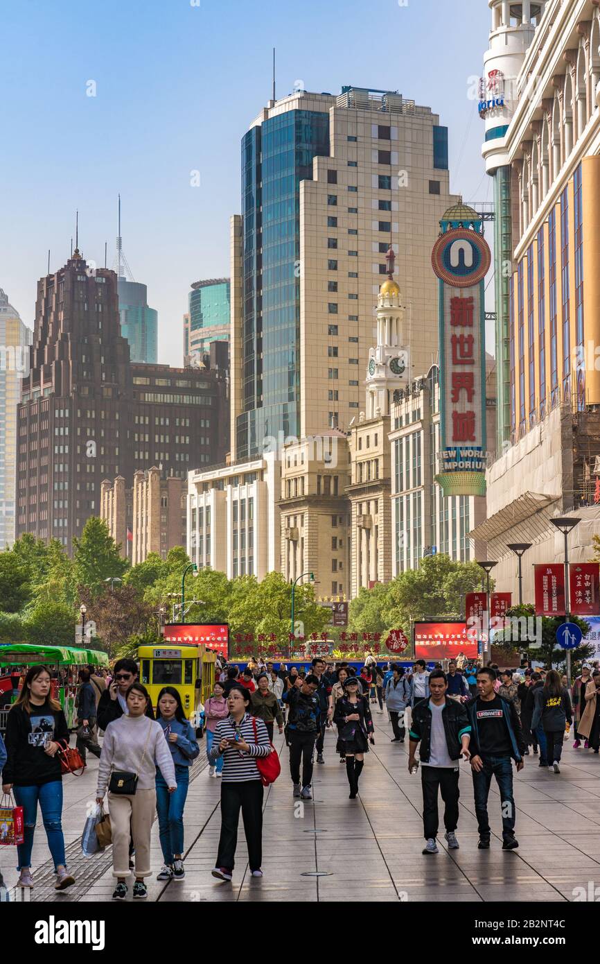 Shanghai, CHINA, 28. OKTOBER: Dies ist die Nanjing Road Fußgängerzone, eine berühmte Einkaufsstraße in der Innenstadt am 28. Oktober 2019 in Shanghai Stockfoto