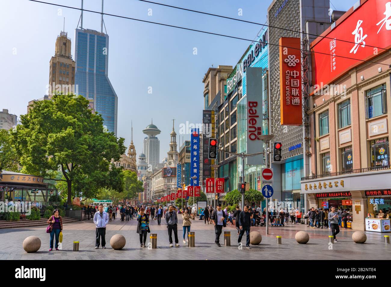 Shanghai, CHINA, 28. OKTOBER: Dies ist die Nanjing Road, die berühmte Schopingstraße im Stadtzentrum am 28. Oktober 2019 in Shanghai Stockfoto