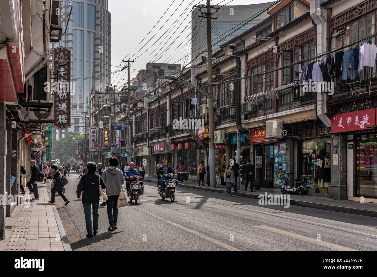 Shanghai, CHINA, 28. OKTOBER: Blick auf eine alte Einkaufsstraße hinter der Nanjing Road in der Innenstadt am 28. Oktober 2019 in Shanghai Stockfoto