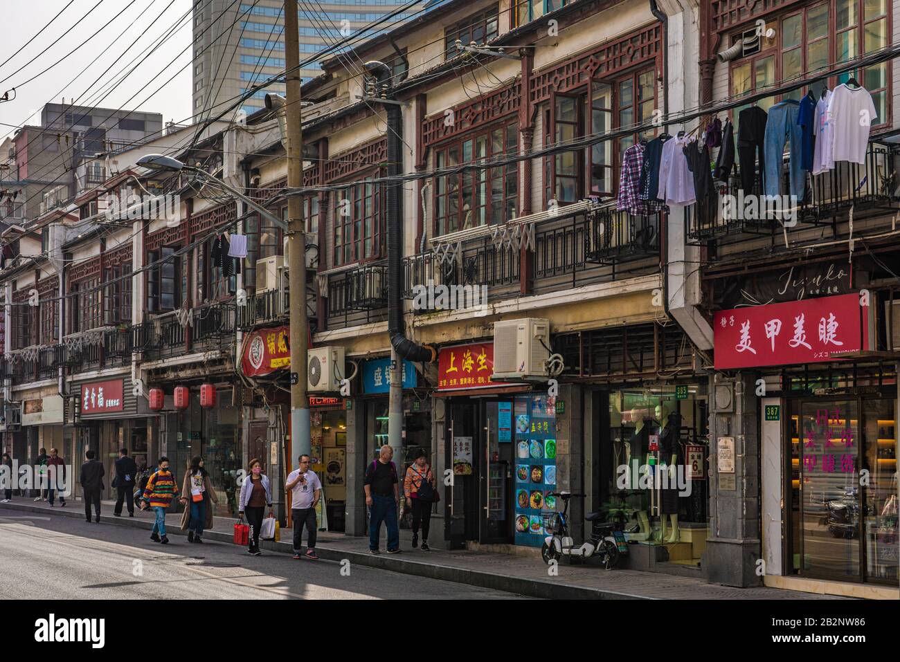 Shanghai, CHINA, 28. OKTOBER: Geschäfte und Restaurants in einer alten Straße hinter der Nanjing Road im Stadtzentrum am 28. Oktober 2019 in Shanghai Stockfoto