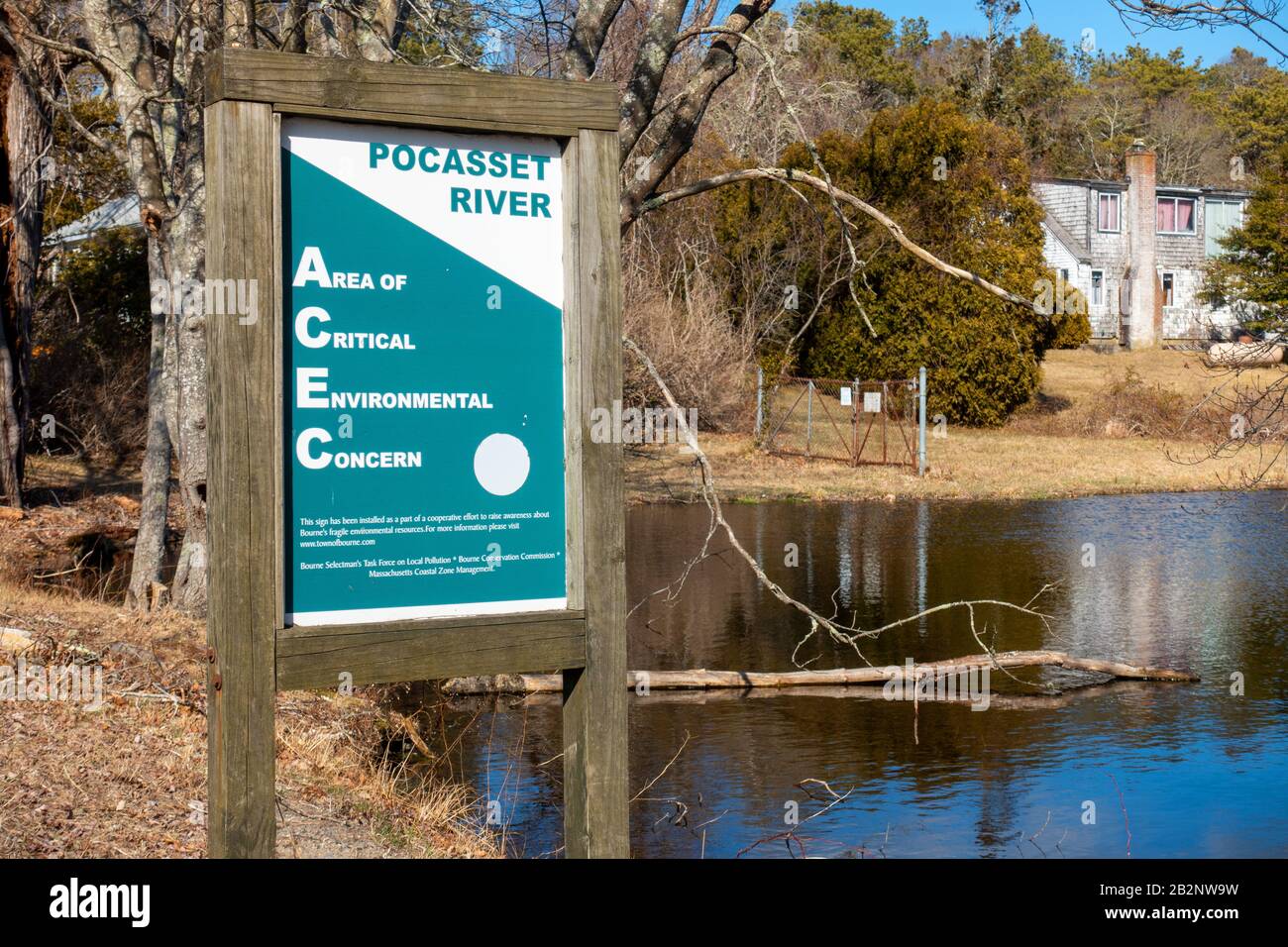 Bereich der Kritischen Umweltbelange, ACEC, unterzeichnet am Pocasset River in Bourne, Cape Cod, Massachusetts USA Stockfoto