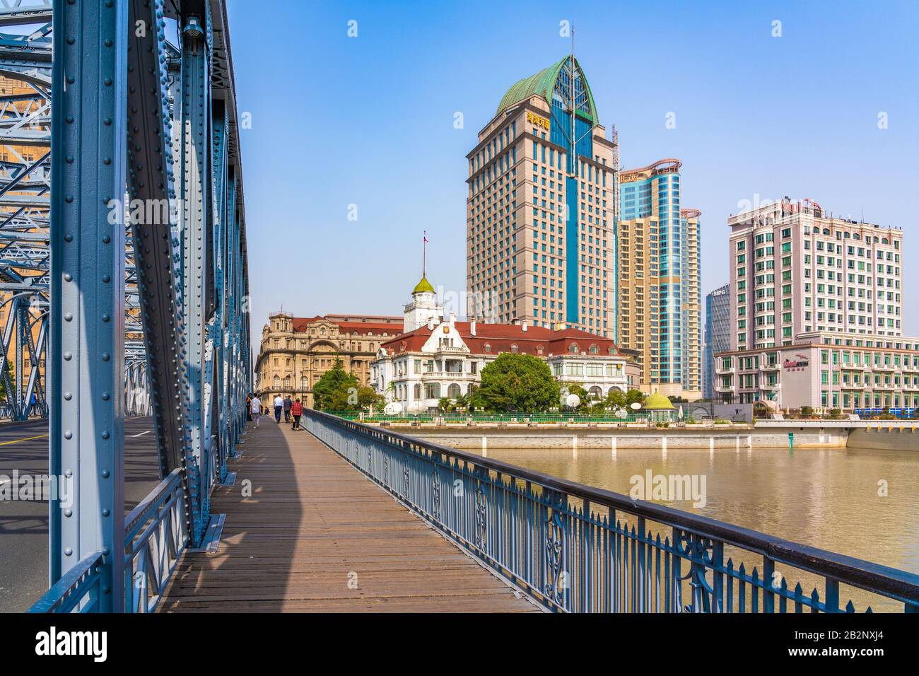 Shanghai, CHINA, 29. OKTOBER: Blick auf die Waibaidu-Brücke und die Stadtgebäude am Fluss in Suzhou Creek am 29. Oktober 2019 in Shanghai Stockfoto