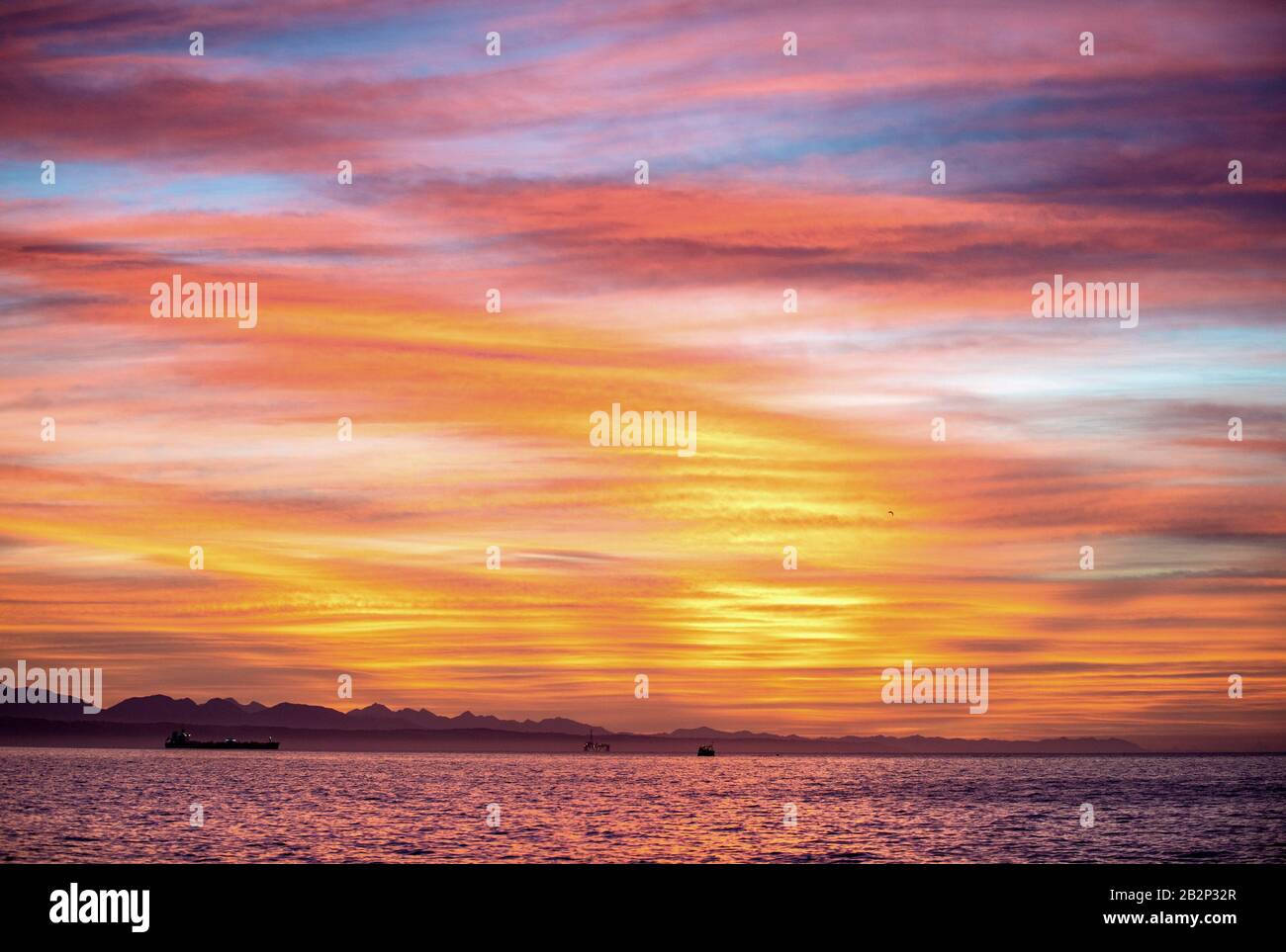 Seascape. Wolken, roter Sonnenaufgang, Mossel Bay. Südafrika. Stockfoto