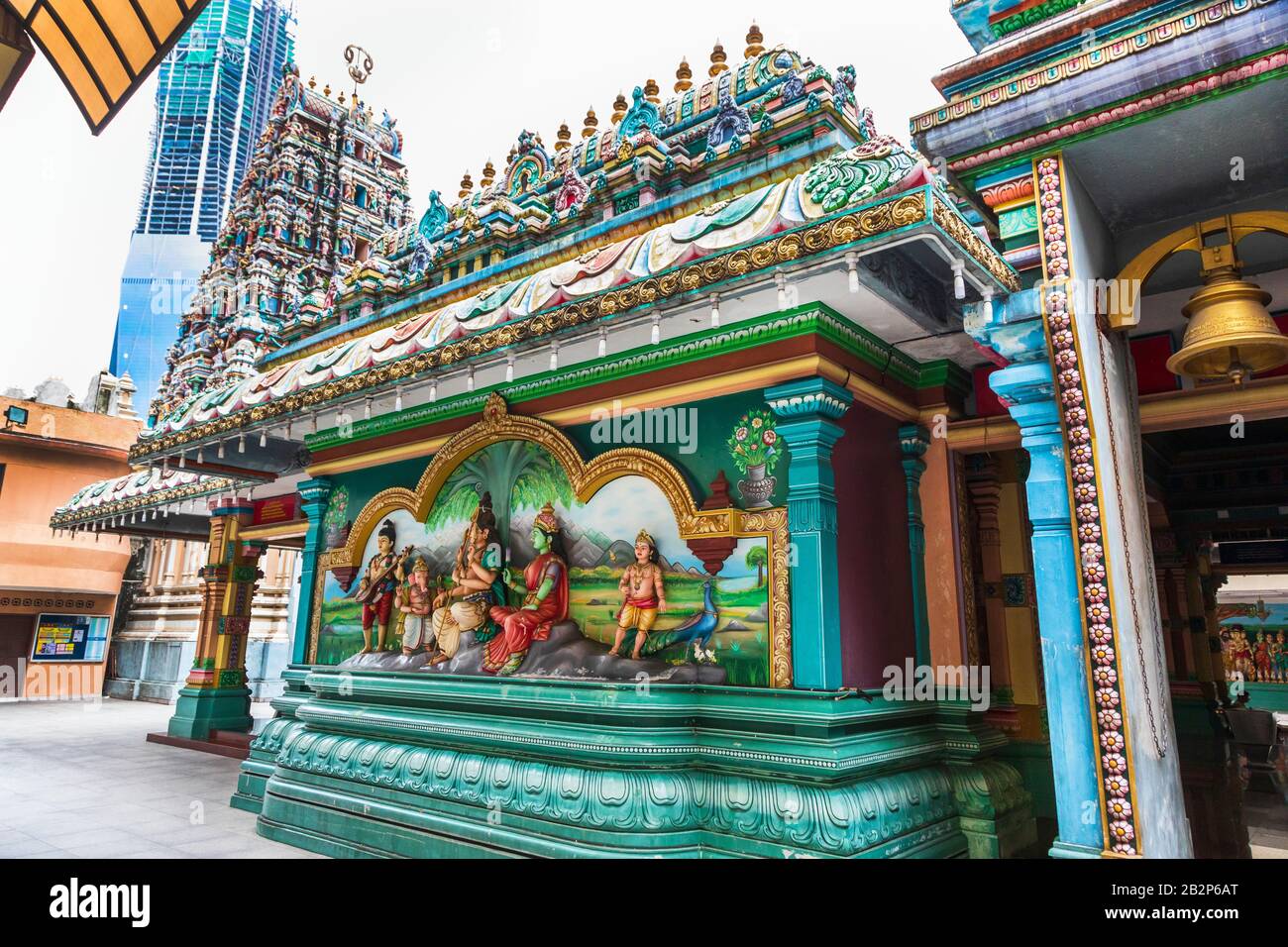 Dekorative religiöse Tafel, die hinduistische Götter im Tempel von Sri Mahamariamman zeigt, der ältesten in Malaysia, Kuala Lumpur, Malaysia, Asien Stockfoto