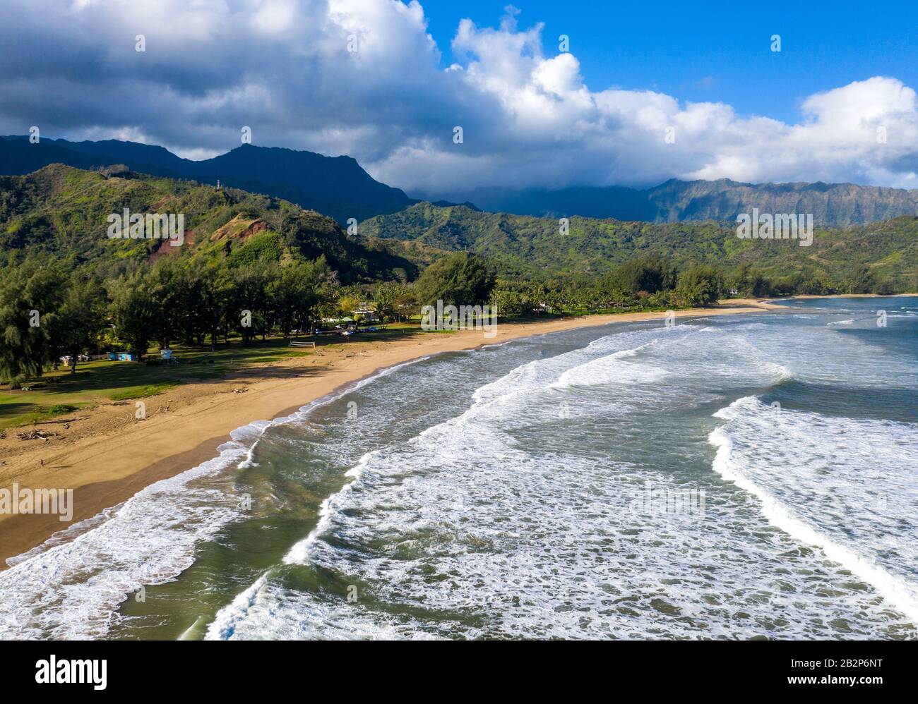 Luftbild bei Sonnenaufgang vor der Küste über Hanalei Bay und Waioli Beach Park auf der hawaiischen Insel Kauai Stockfoto