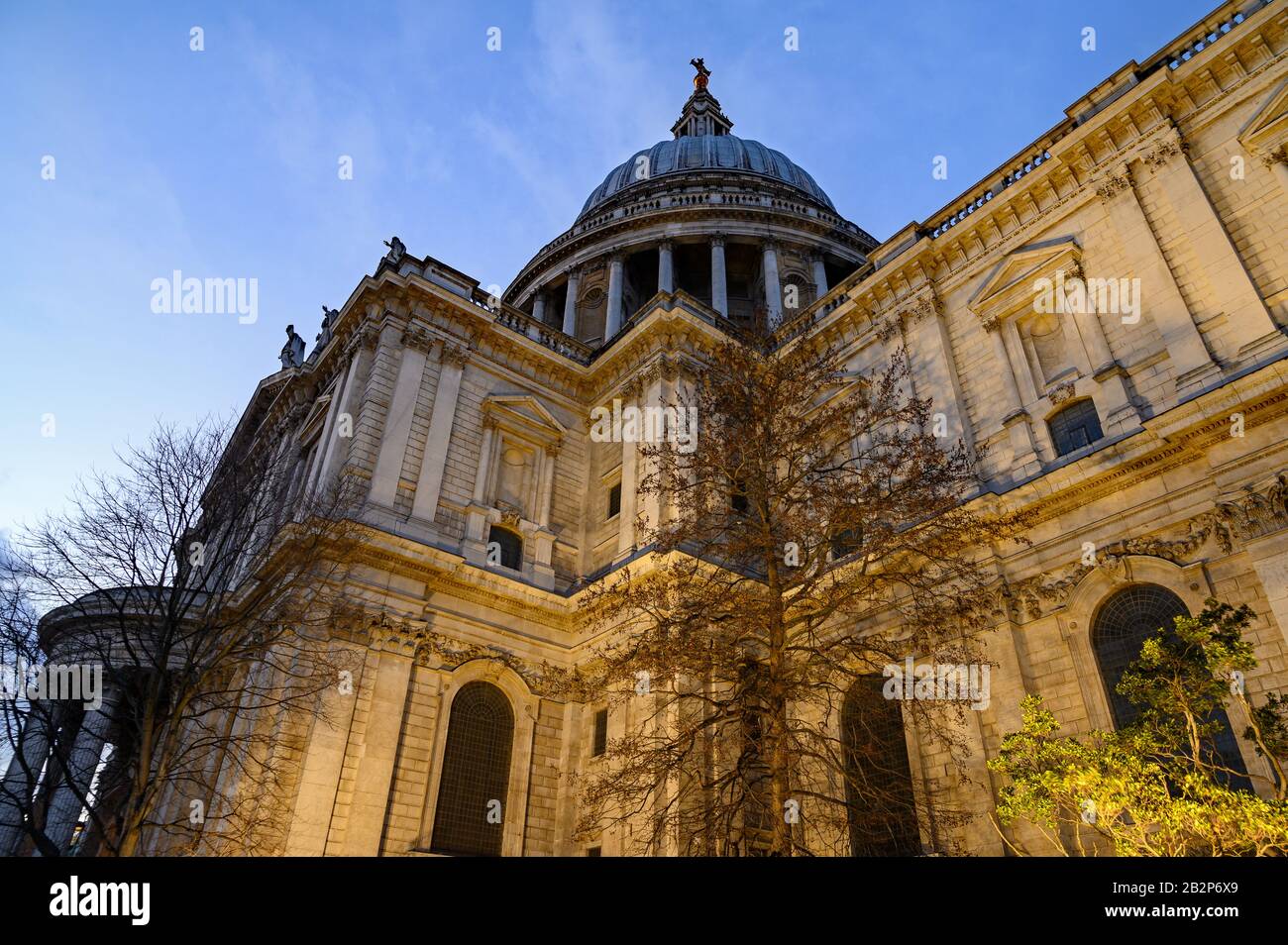 St. Paul's Cathedral in London, Großbritannien. Abendblick auf den St. Paul's aus dem Südosten des Doms. Beleuchtetes Gebäude, blauer Himmel und Wolken Stockfoto