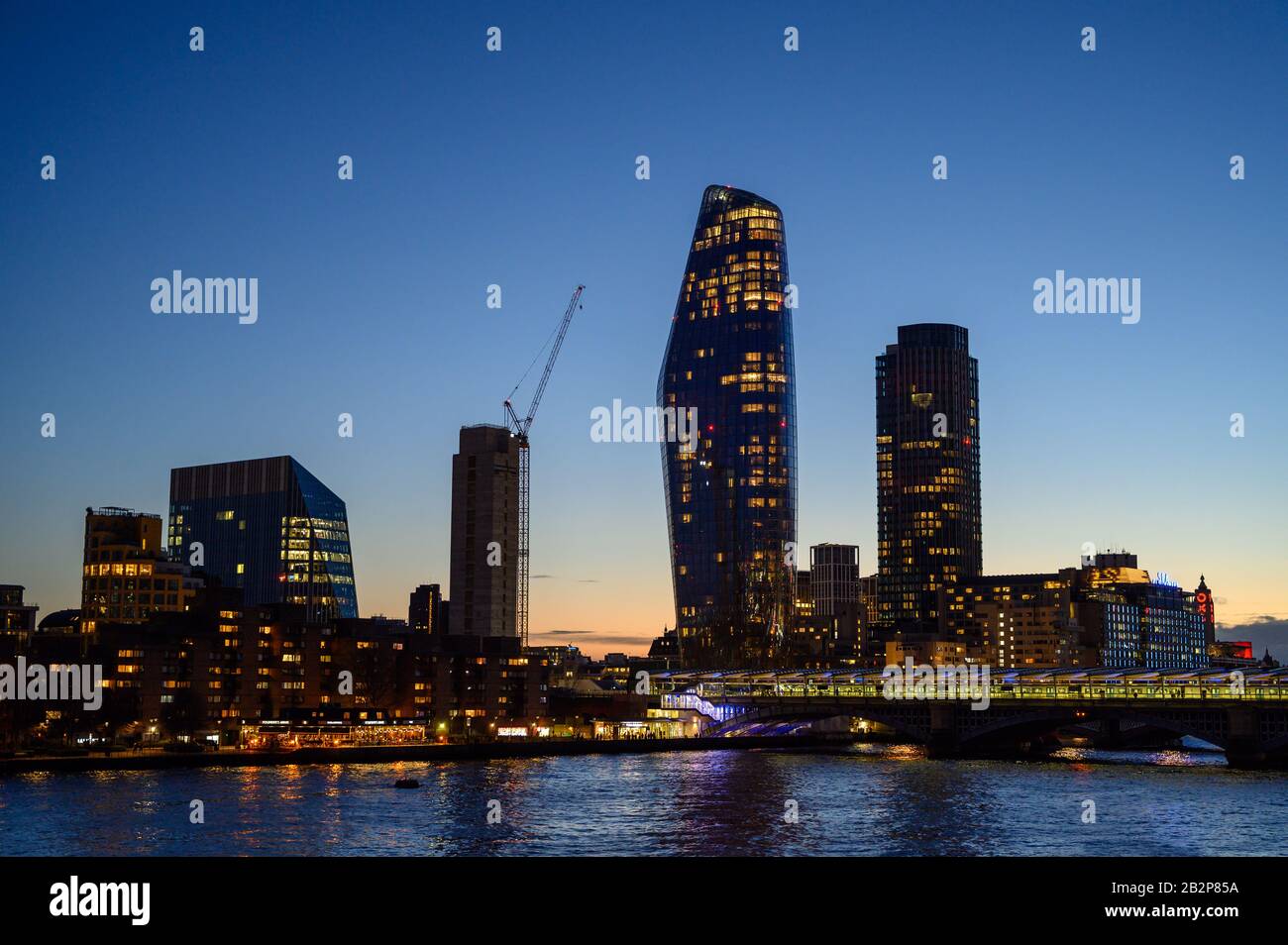 Gebäude am Südufer der Themse in Southwark, London, Großbritannien. Ein Blackfriars oder der Boomerang (Mitte) und der Southbank Tower (rechts) Stockfoto