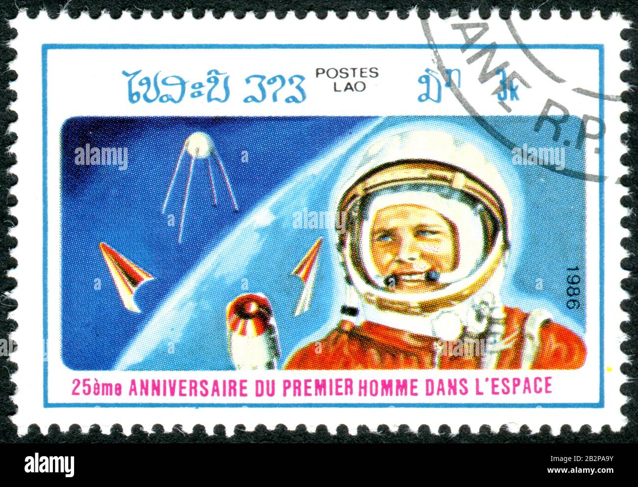 Ein in Laos aufgedruckter Stempel, der dem 25. Anniv. Des ersten Menschen im All gewidmet ist und den Kosmonauten Juri Gagarin und den ersten Erdsatelliten Sputnik 1 zeigt Stockfoto