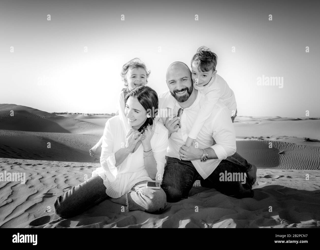 Familiengruppenporträt, Spaß zusammen, in einer Wüste Einstellung mit Sanddünen im Hintergrund, Dubai, Stockfoto