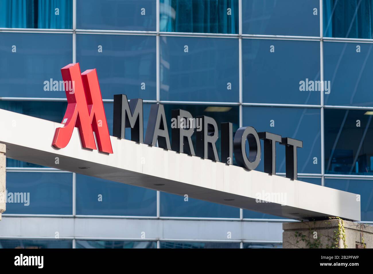 Marriott Logo oben am Haupteingang des Marriott Hotels im Rogers Centre in der Innenstadt von Toronto. Stockfoto