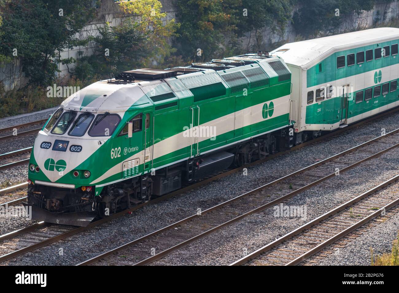 GO Transit Lokomotive unterwegs in der Innenstadt von Toronto gesehen, wie es in Union Station zieht. Stockfoto