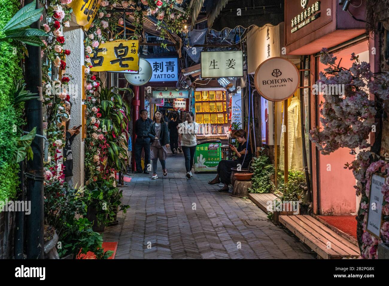 Shanghai, CHINA, 31. OKTOBER: Nachtszene im Einkaufsviertel TIanzifang, einem berühmten Touristenziel im französischen Konzessionsgebiet am 31. Oktober Stockfoto