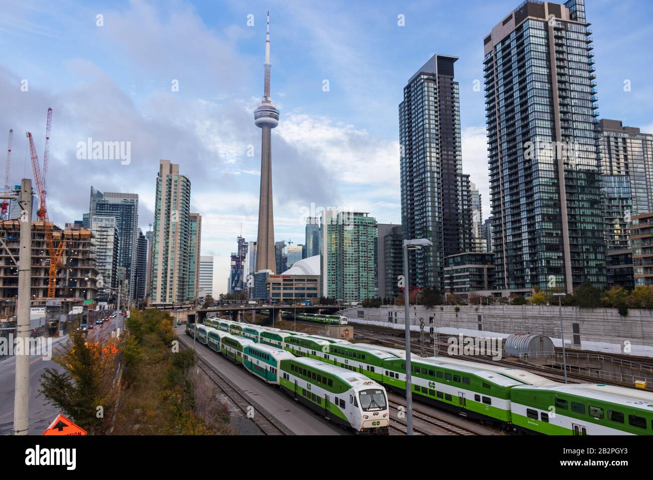 GO Transit Bahnbetriebswerk mit CN Tower und Rogers Centre im Hintergrund an sonnigen Tagen gesehen. Stockfoto