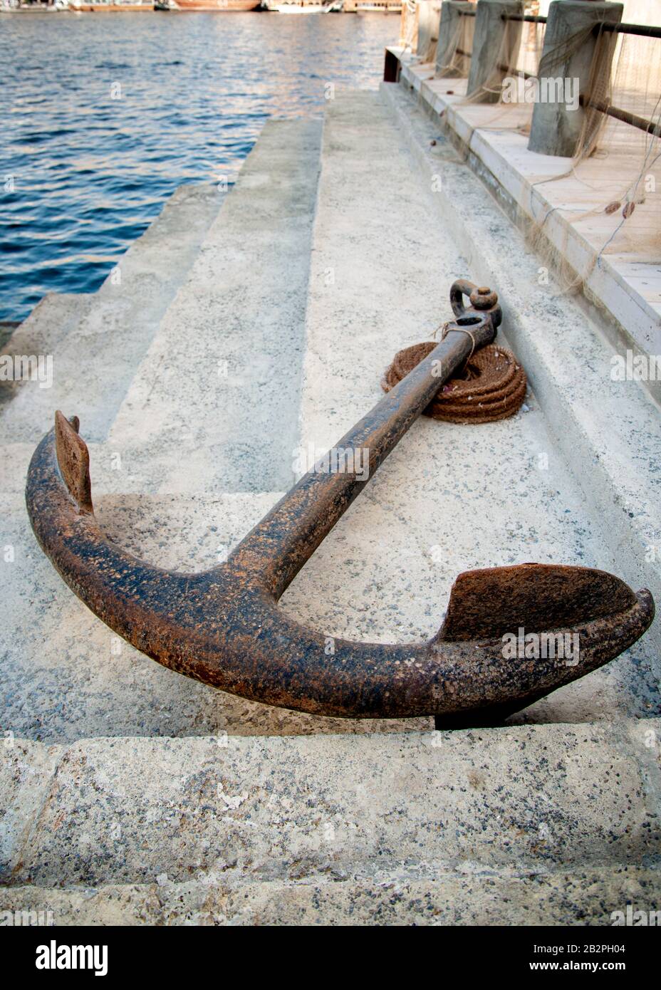 Abstraktes Bild eines großen alten Ankers am Pier Dubai Creek VAE. Stockfoto