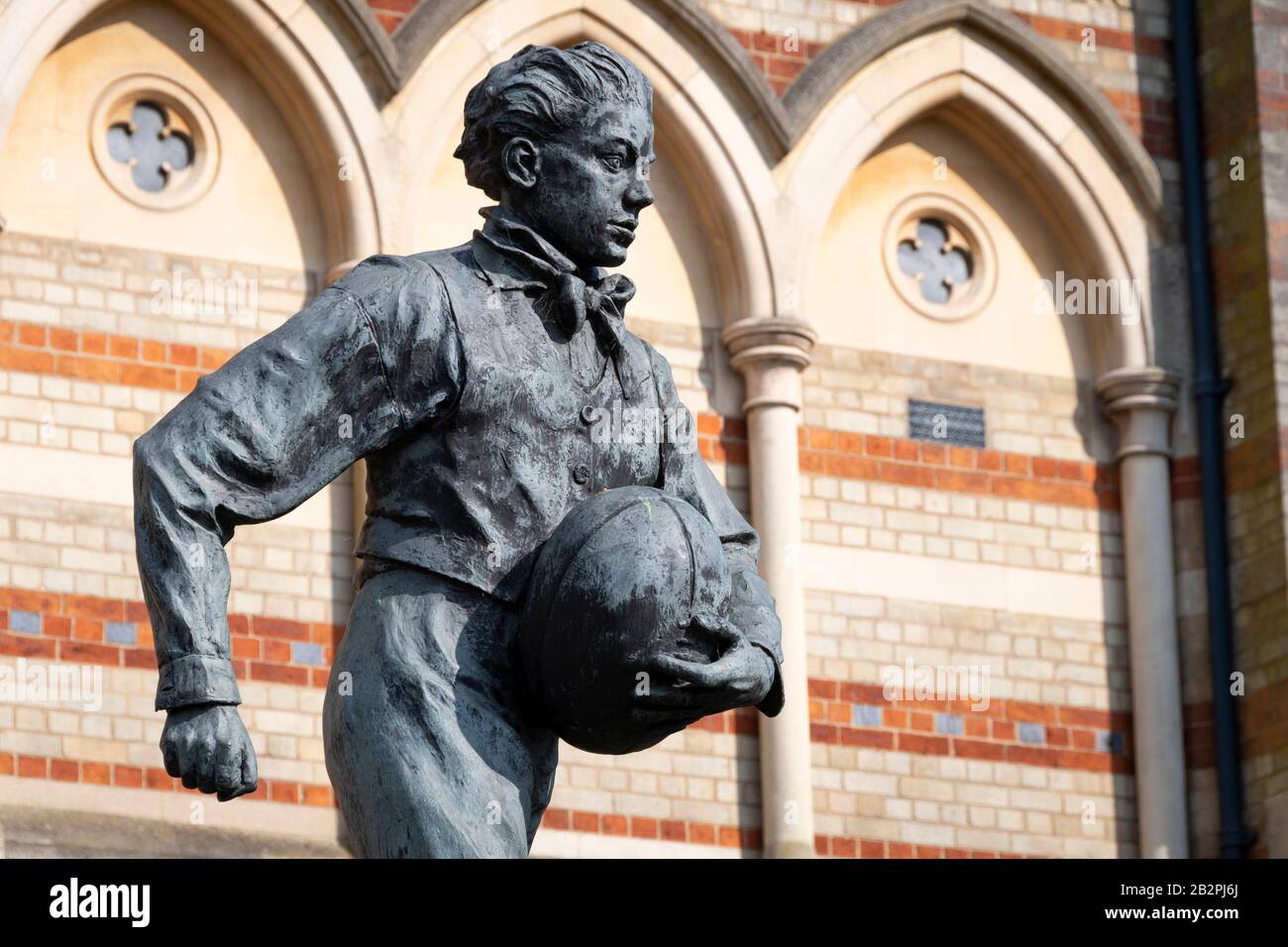Statue von William Webb-Ellis, dem Urheber des Rugby-Fußballs, außerhalb der Rugby School, Rugby, Warwickshire, England. Stockfoto