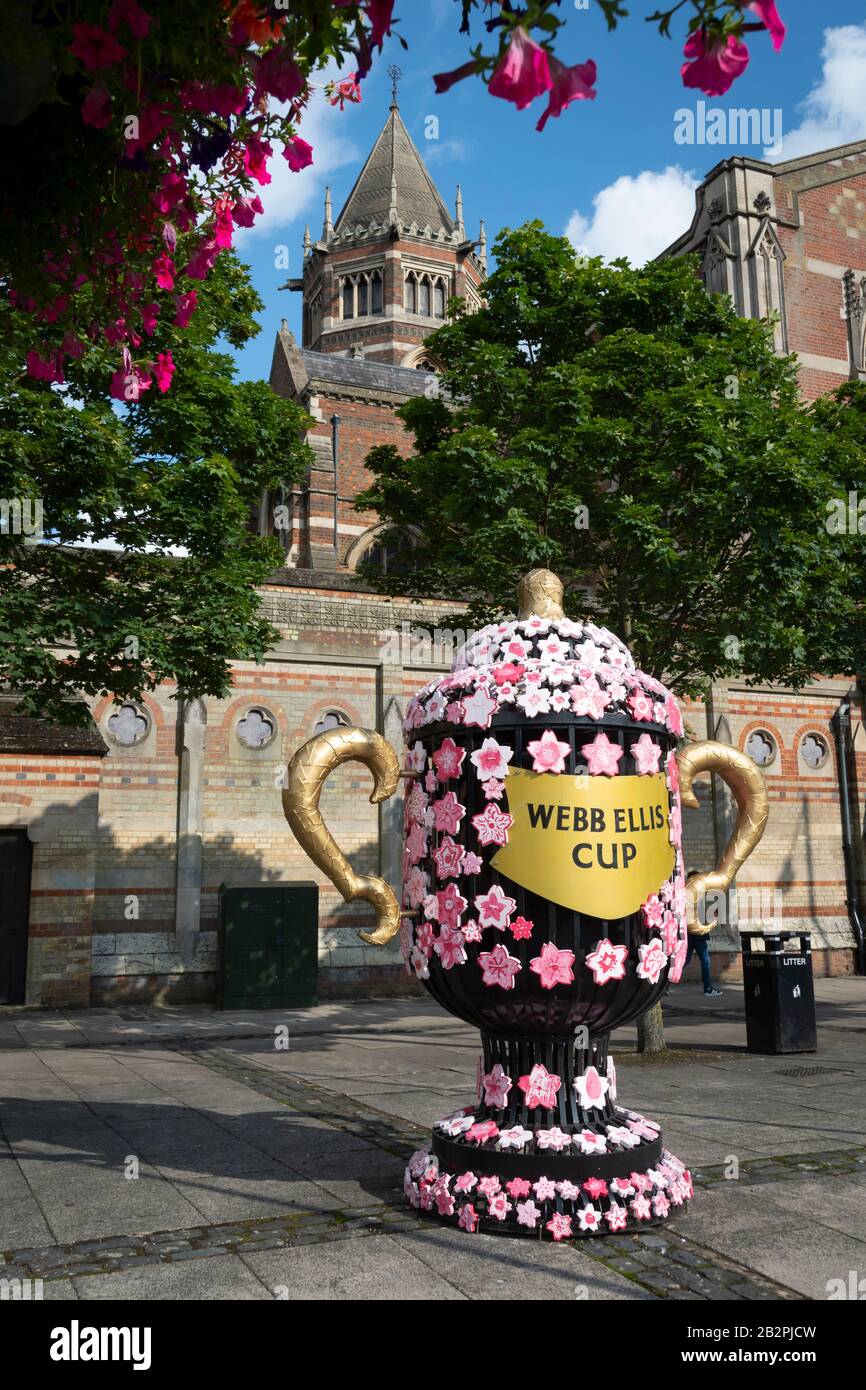 Statue der Rugby-Weltmeisterschaft außerhalb der Rugby School, Rugby, Warwickshire, England, wo das Spiel des Rugby-Fußballs entstand. Stockfoto