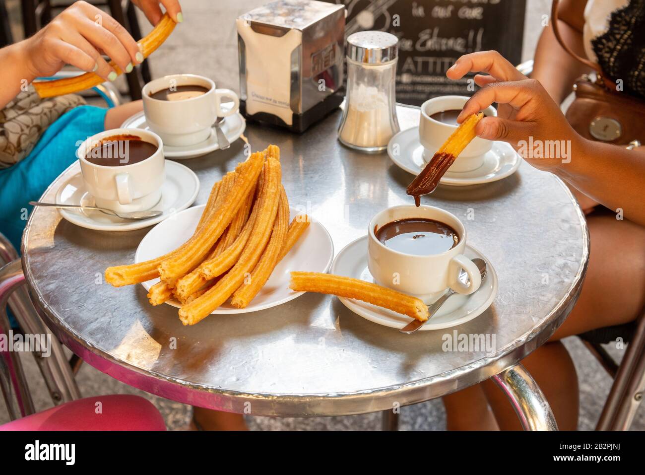 Churros und Schokolade Heißgetränke in der Schokolateria San Gines, Madrid, Spanien Stockfoto