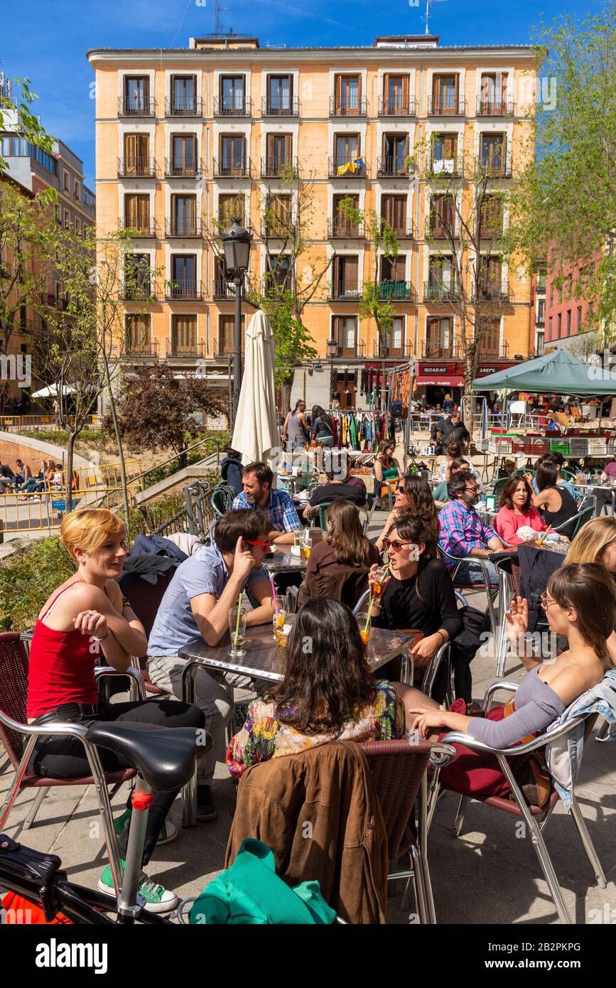 Jugendlichen an den Bürgersteig Bars im Stadtteil Malasaña, Madrid, Spanien Stockfoto