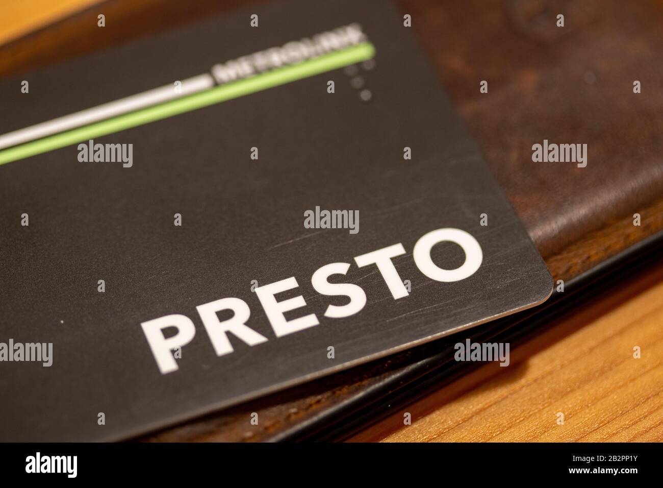 Presto Smartcard-Logo auf einer Karte für öffentliche Verkehrsmittel, auf einer Brieftasche. Stockfoto