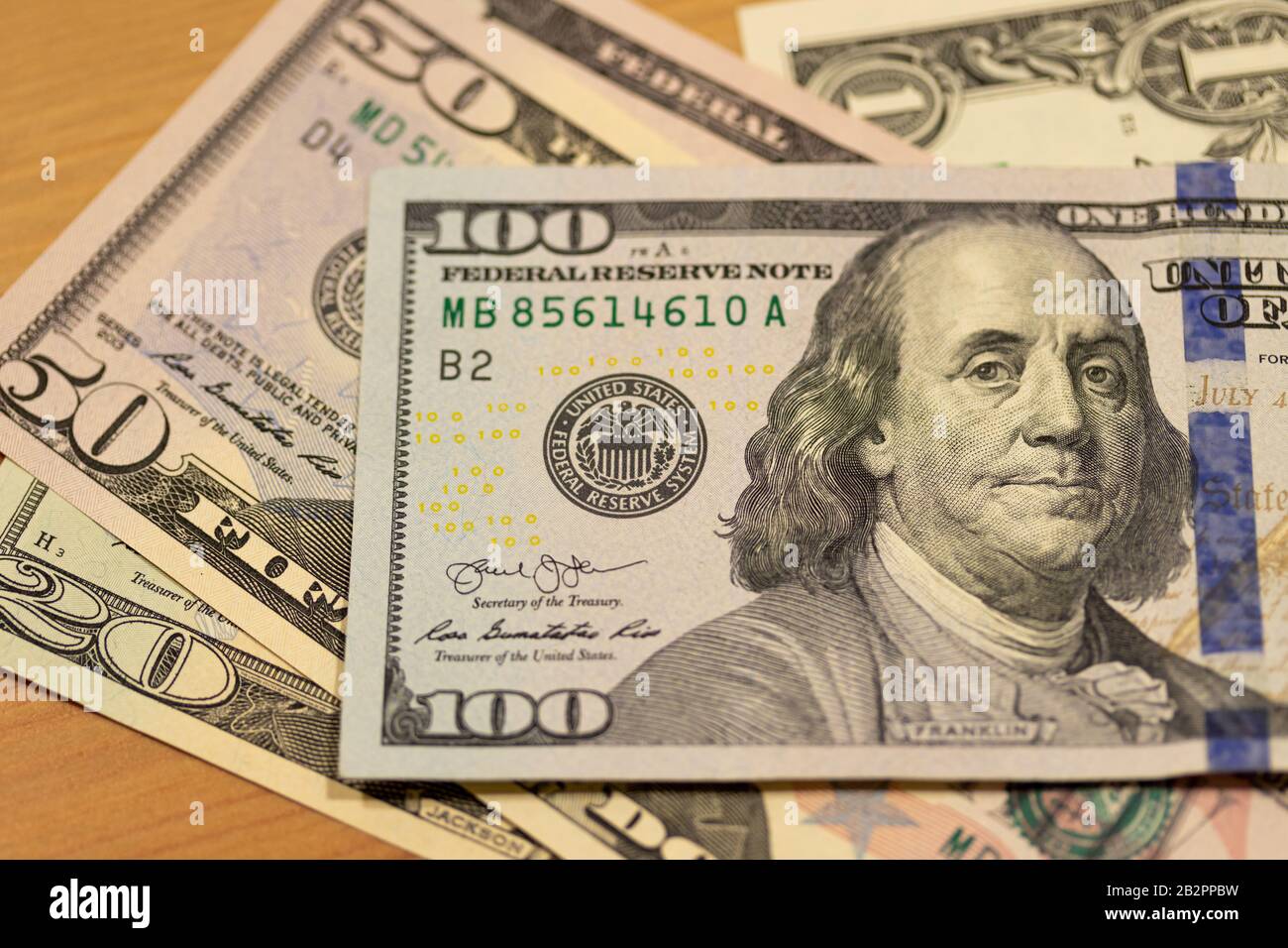 US-Notenbank-System im Fokus auf die 100-Dollar-Note, auf einem Haufen von US-Dollar (USD). Stockfoto