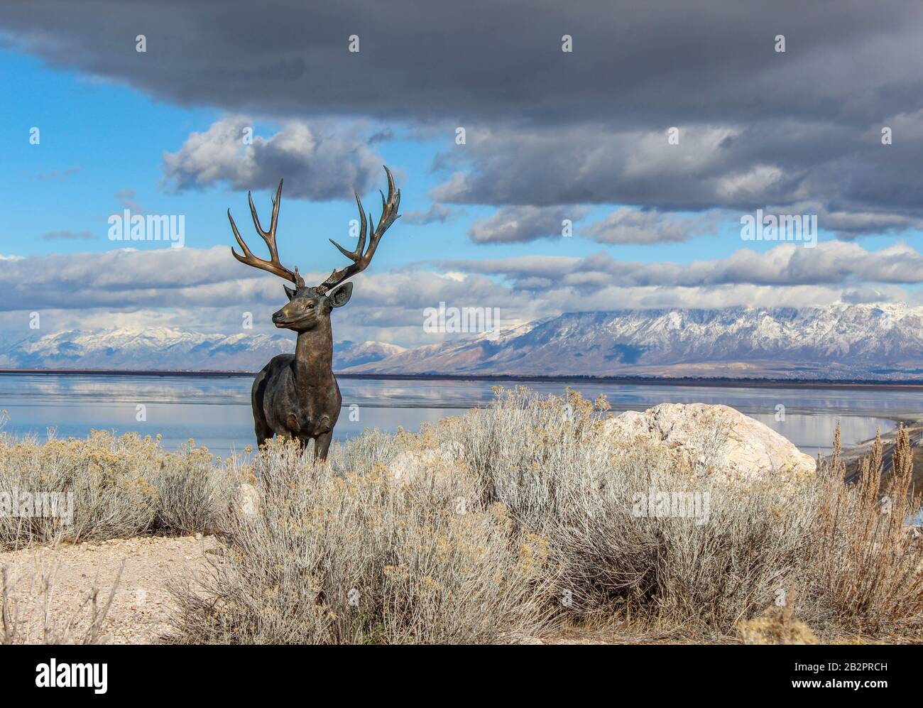 Hirschstatue auf Antelope Island in Utah mit Blick auf Salt Lake Stockfoto