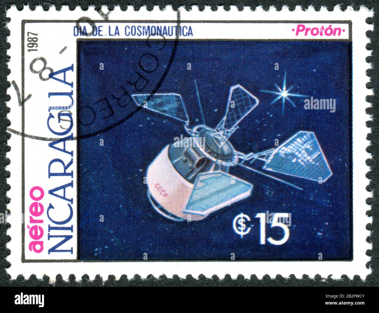 Ein in Nicaragua aufgedruckter Stempel, der dem Kosmonautiktag gewidmet ist, stellte ein Modell der sowjetischen Erdbeobachtungssatelliten dar - Proton, ca. 1987 Stockfoto