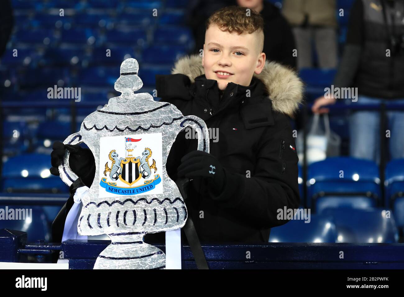 West BROMWICH, ENGLAND - 3. MÄRZ Newcastle-Fan mit der FA-Cup-Trophäe während des FA-Cup-Spiels zwischen West Bromwich Albion und Newcastle United bei Den Hawthorns, West Bromwich am Dienstag, 3. März 2020. (Kredit: Leila Coker / MI News) Foto darf nur für redaktionelle Zwecke in Zeitungen und/oder Zeitschriften verwendet werden, Lizenz für kommerzielle Nutzung erforderlich Kredit: MI News & Sport /Alamy Live News Stockfoto