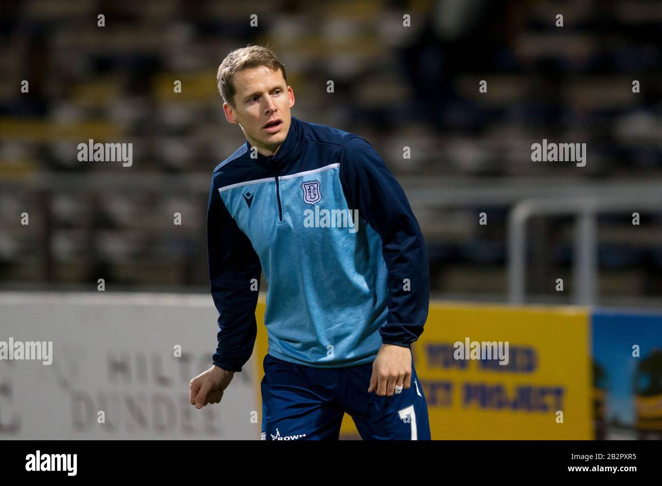 Dens Park, Dundee, Großbritannien. März 2020. Scottish Championship Football, Dundee FC gegen Alloa Athletic; Christophe Berra von Dundee während der Aufwärmphase Credit: Action Plus Sports/Alamy Live News Stockfoto