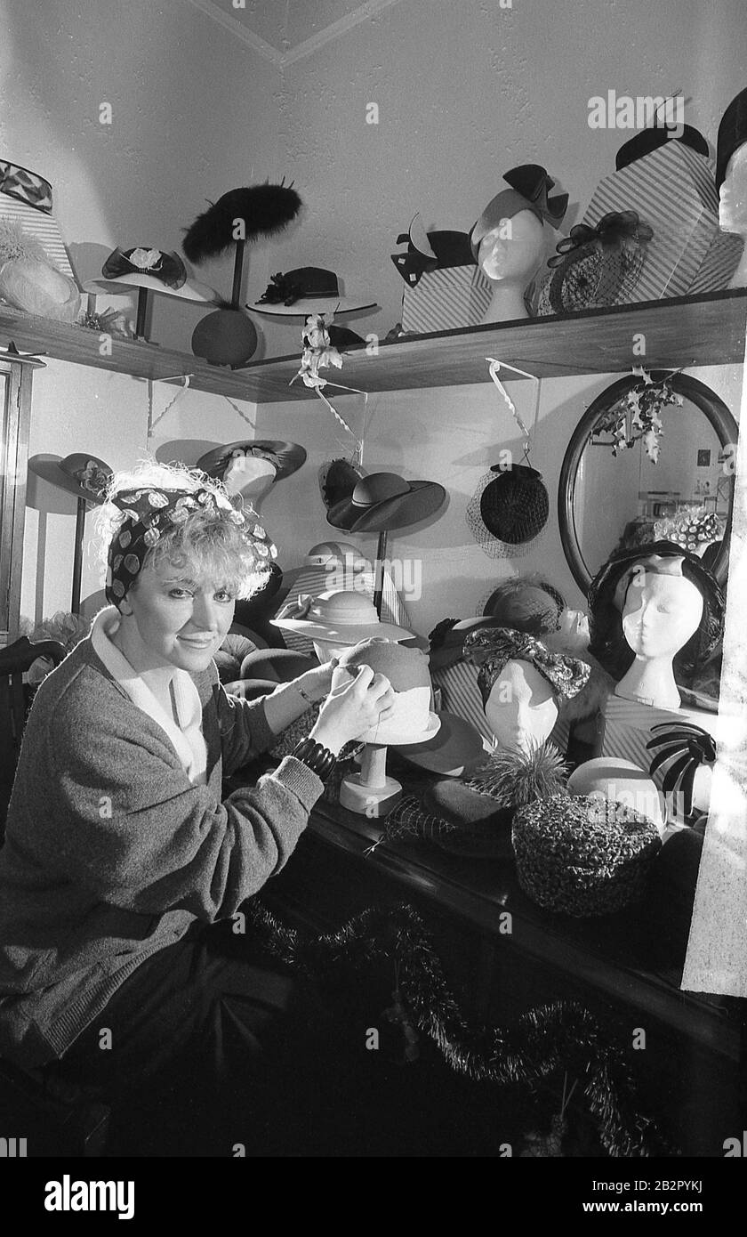 1980er Jahre, historisch, ein Milliner, eine Dame, die Hüte macht, England, Großbritannien. Hirse-Maschinen werden oft von unabhängigen Arbeitern, Alleinhändlern durchgeführt, die das Design und die kreativen Aspekte der maßgeschneiderten Hutherstellung genießen. Stockfoto
