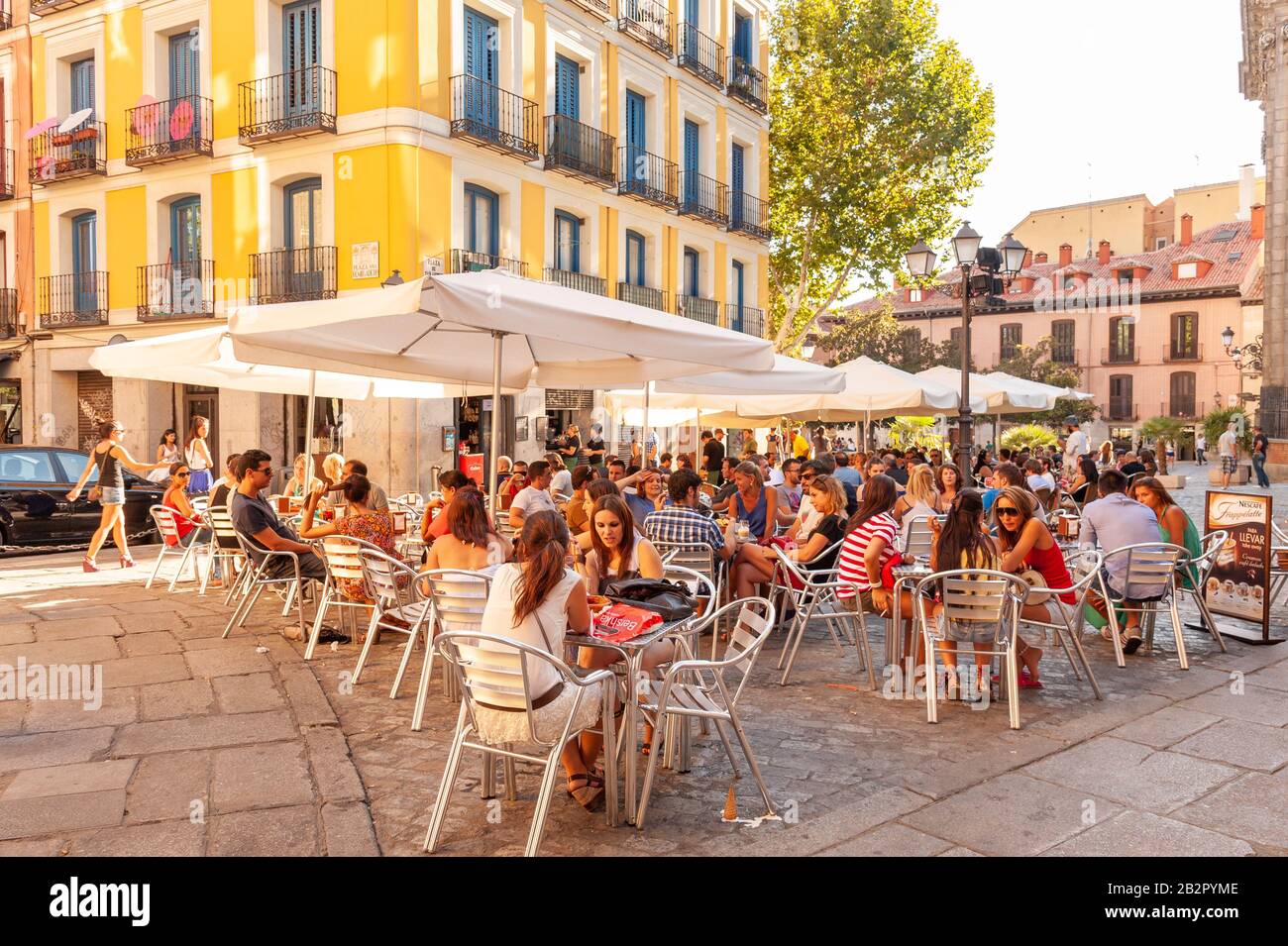 Überfüllte Bartische an der Plaza San Andres, La Latina, Madrid, Spanien Stockfoto