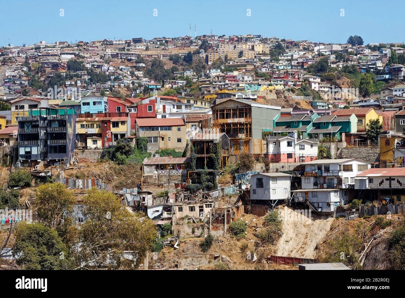 Stadtbild, Hanggebäude, dicht beieinander, einige in Ruinen, viele Farben, Valparaiso; Chile; Südamerika; Sommer Stockfoto