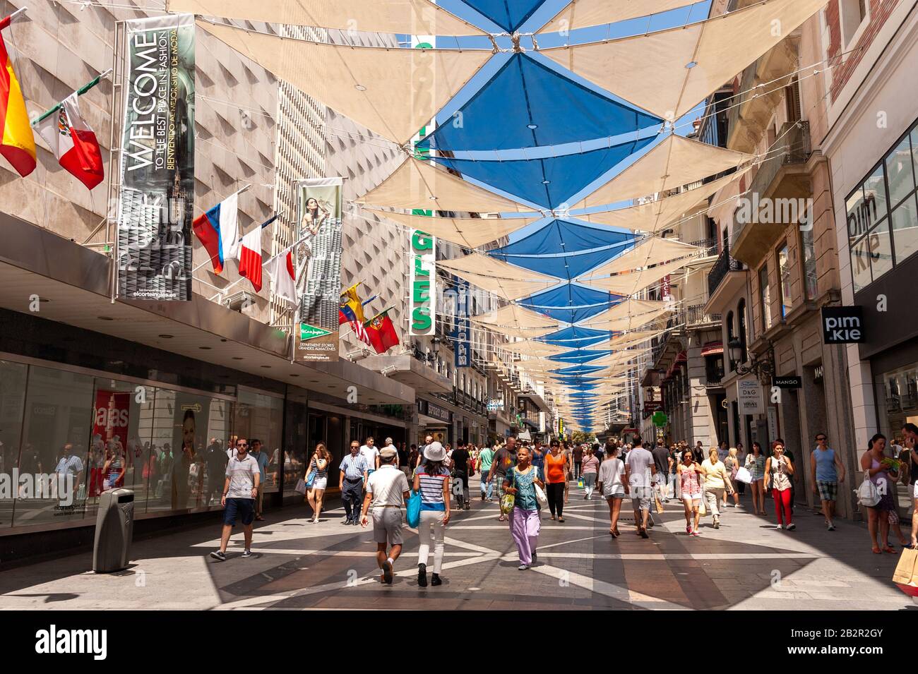 Käufer auf der Calle de Preciados, Madrid, Spanien Stockfoto