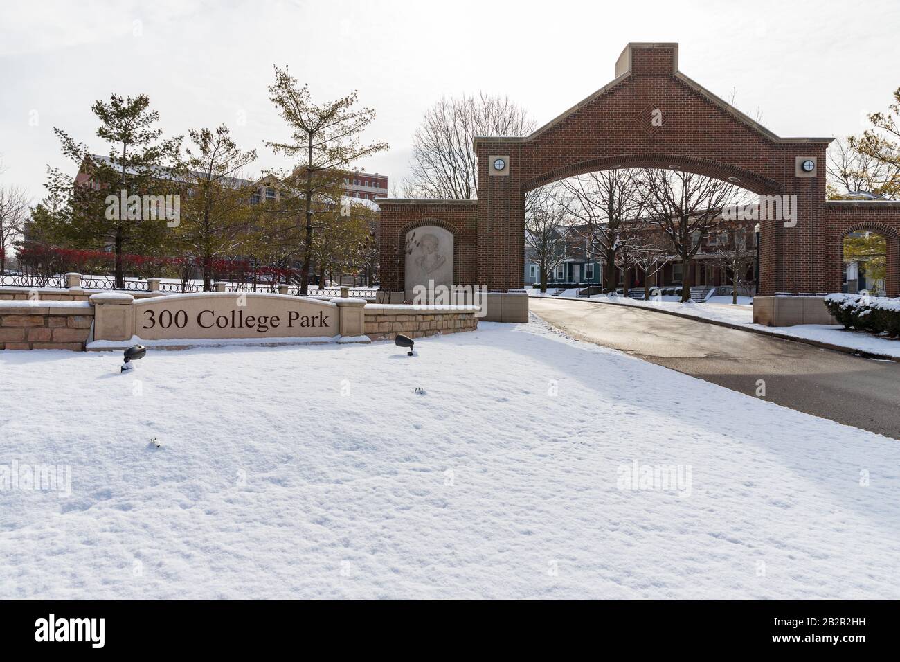 Dayton, OH, USA / 28. Februar 2020: 300 College Park, University of Dayton, mit frischem Winterschnee auf dem Boden. Stockfoto