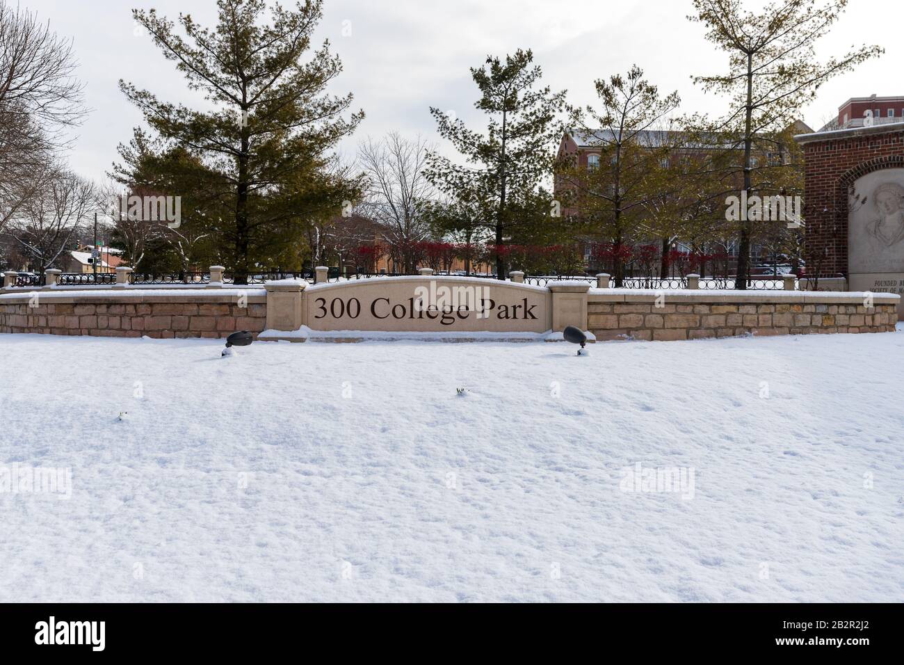 Dayton, OH, USA / 28. Februar 2020: 300 College Park, University of Dayton, mit frischem Winterschnee auf dem Boden. Stockfoto