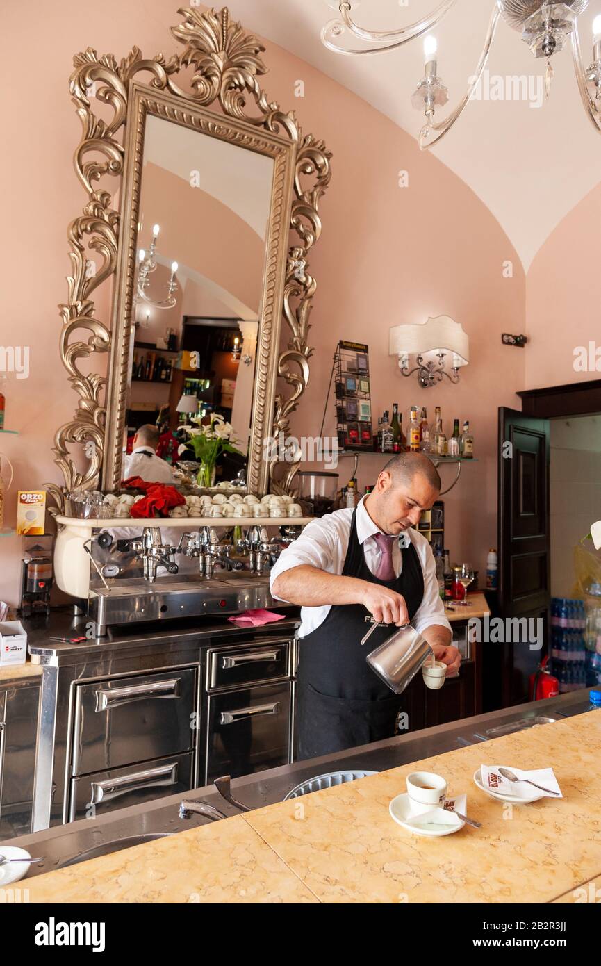 Barista mit Espressomaschine in Café, Sassari, Sardinien, Italien Stockfoto
