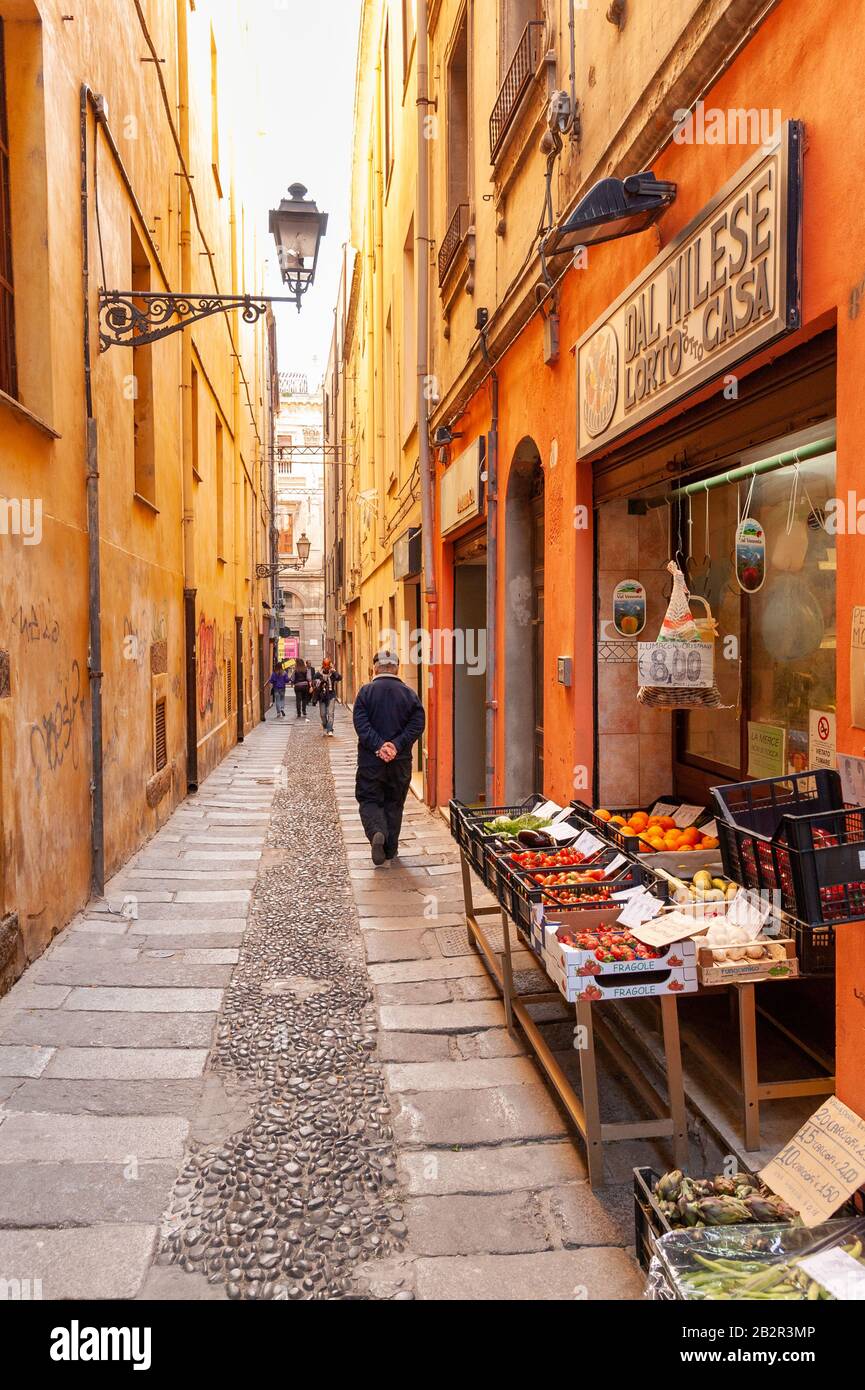 Enge Straße in der Altstadt, Sassari, Sardinien, Italien Stockfoto